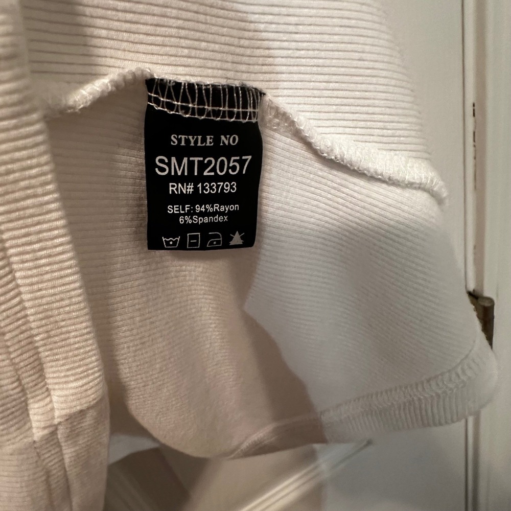 POL‎ White Long Sleeve V-Neck Ribbed Top Raw Edge Sharkbite Hem SMT2057 Small - Picture 6 of 8